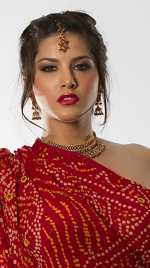 Sunny Leone in Traditional Red Saree with Gold Jewelry and Maang Tikka HD phone wallpaper