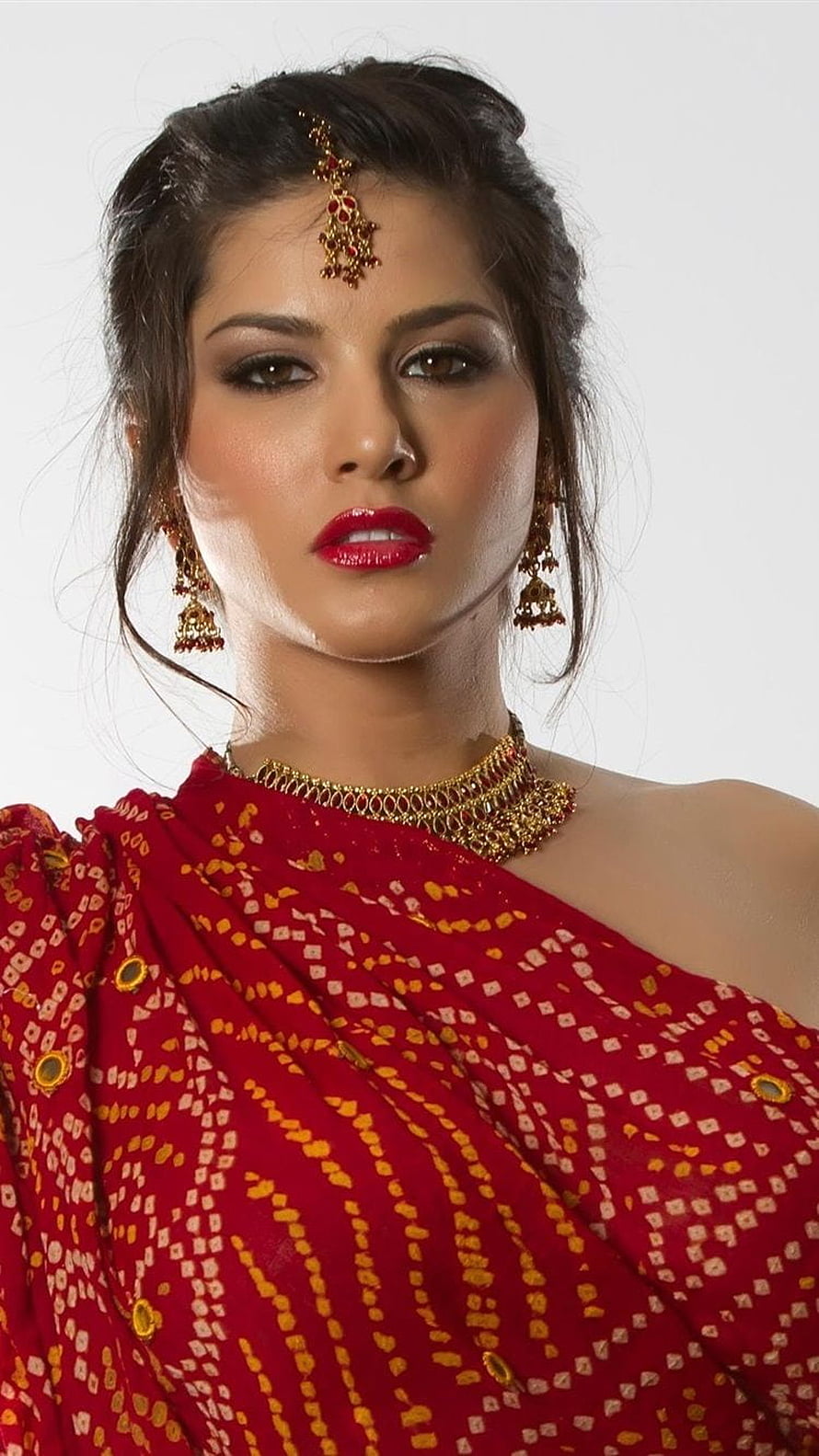 Sunny Leone in Traditional Red Saree with Gold Jewelry and Maang Tikka HD phone wallpaper