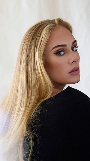 Adele Portrait with Long Blonde Hair and Dramatic Eye Makeup HD phone wallpaper