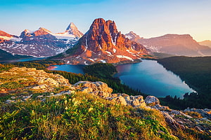 Maligne Lake and Mount Sir Sandford at Golden Hour in Jasper National Park HD wallpaper