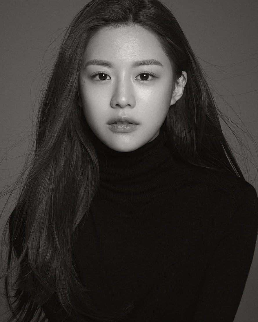Go Yoon Jung Black and White Portrait in Turtleneck Sweater HD phone wallpaper