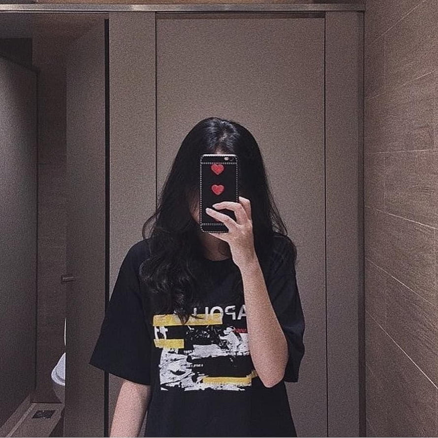 Korean Ulzzang Girl Mirror Selfie in Black Graphic T-Shirt HD phone wallpaper