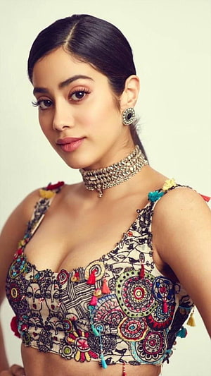 Janhvi Kapoor in Embroidered Choli with Traditional Indian Jewelry HD phone wallpaper