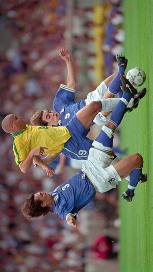 Ronaldo in action during the 1998 FIFA World Cup final against France HD phone wallpaper