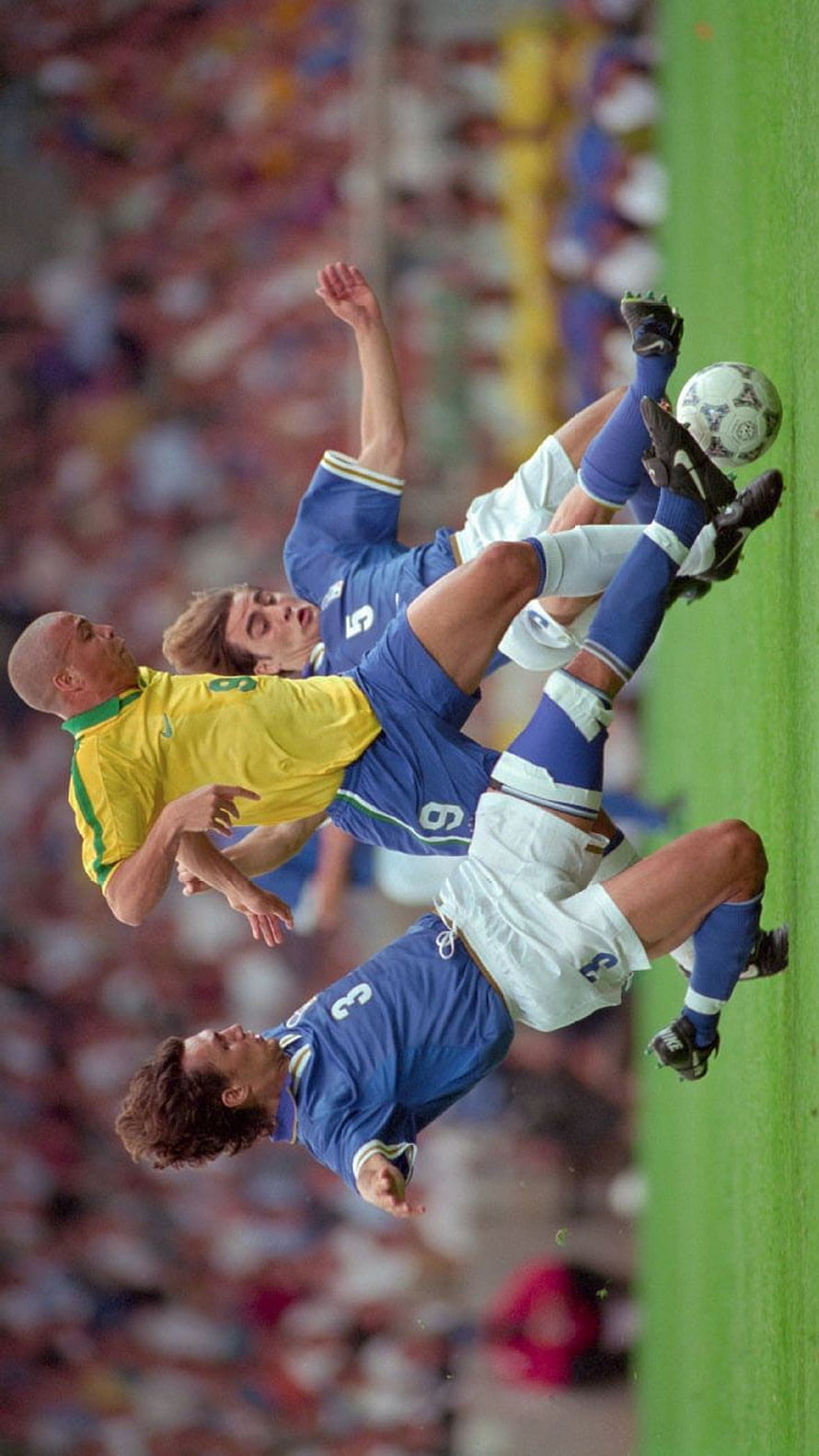 Ronaldo in action during the 1998 FIFA World Cup final against France HD phone wallpaper