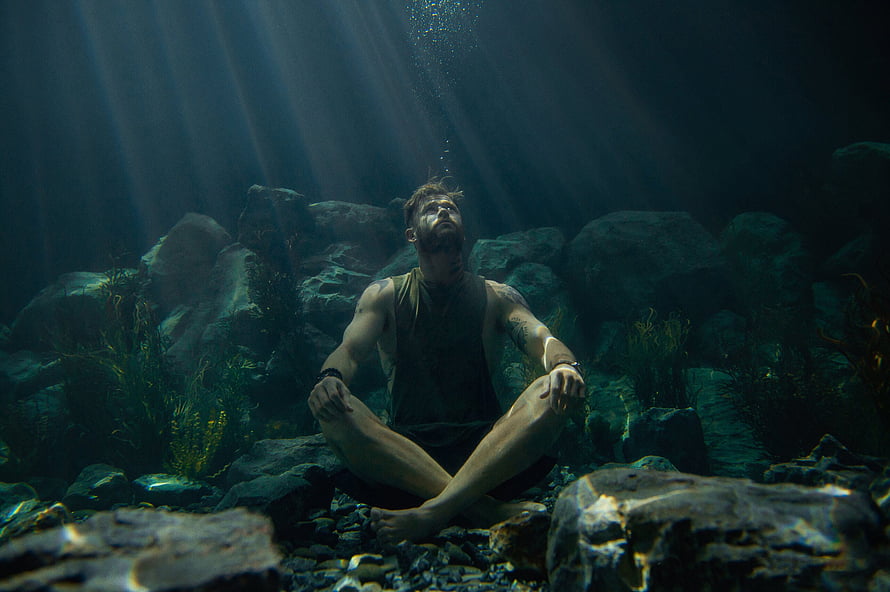 Chris Hemsworth in Extraction 2020 Underwater Meditation Scene HD wallpaper