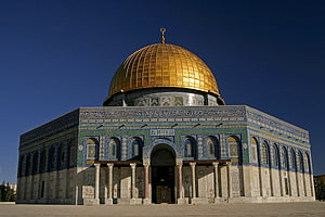 Dome of the Rock in Jerusalem with Golden Dome and Intricate Blue Tilework HD wallpaper