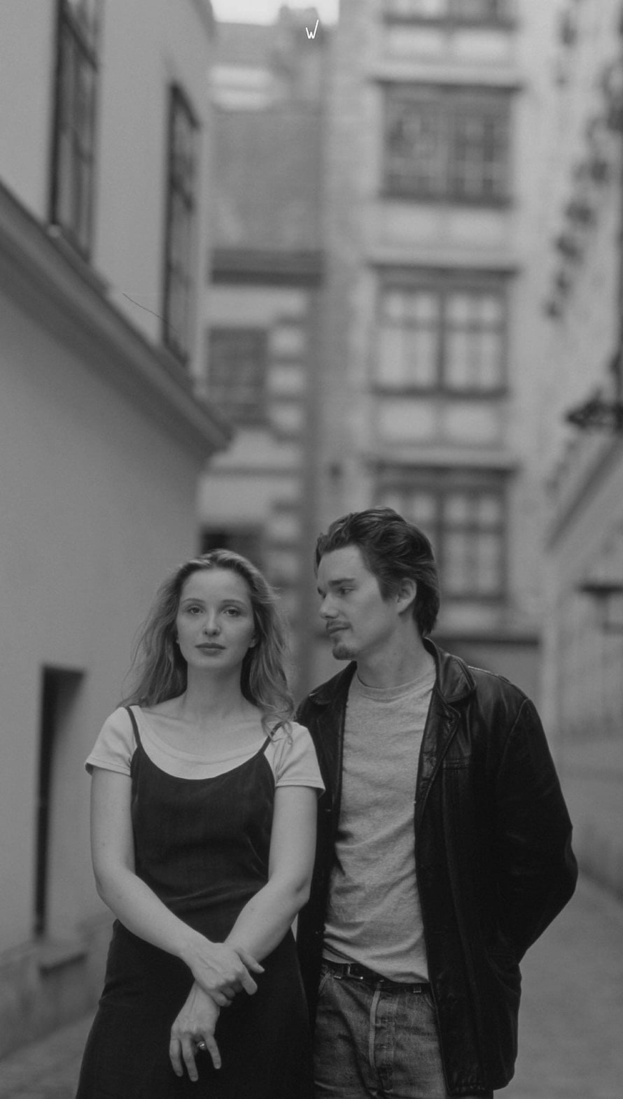 Black and white portrait of a couple in a narrow European alleyway HD phone wallpaper