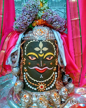 Ujjain Mahakal Temple Idol with Silver Crown and Floral Garland HD phone wallpaper