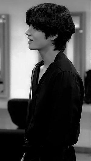 Kim Taehyung BTS V K-Pop Idol Black and White Profile Portrait HD phone wallpaper