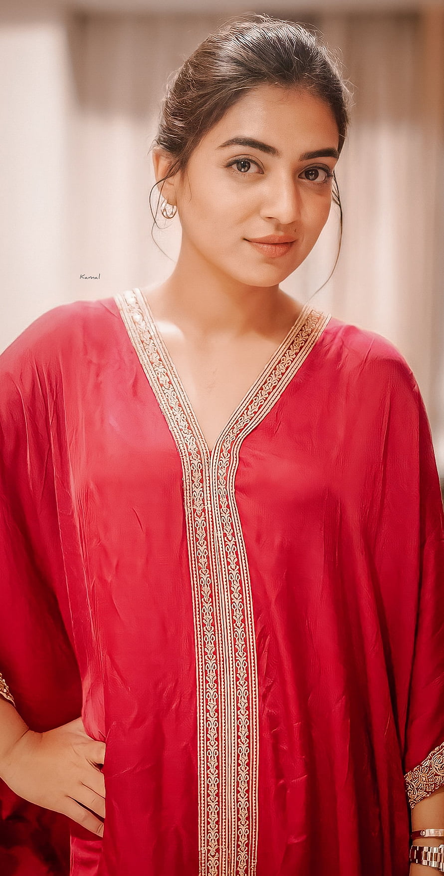 Nazriya Nazim in a red embroidered kurta with gold detailing HD phone wallpaper