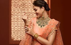 Indian woman in peach saree with traditional gold and emerald bridal jewelry, girl, fashion, Smile, beautiful, figure, model, pretty, beauty, brunette, pose, cute, indian, makeup, sari, Jewellery, traditional for , section девушки, Jewellery Model HD wallpaper