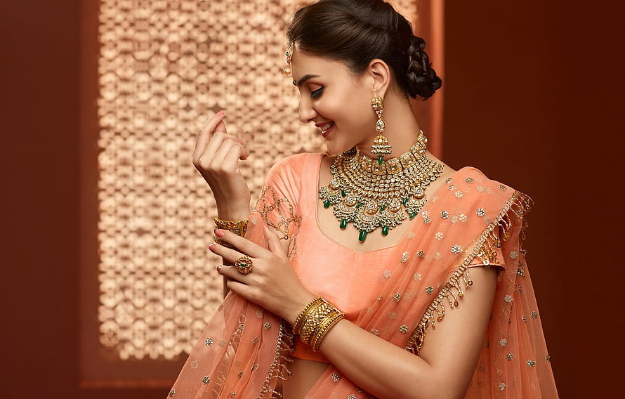 Indian woman in peach saree with traditional gold and emerald bridal jewelry, girl, fashion, Smile, beautiful, figure, model, pretty, beauty, brunette, pose, cute, indian, makeup, sari, Jewellery, traditional for , section девушки, Jewellery Model HD wallpaper